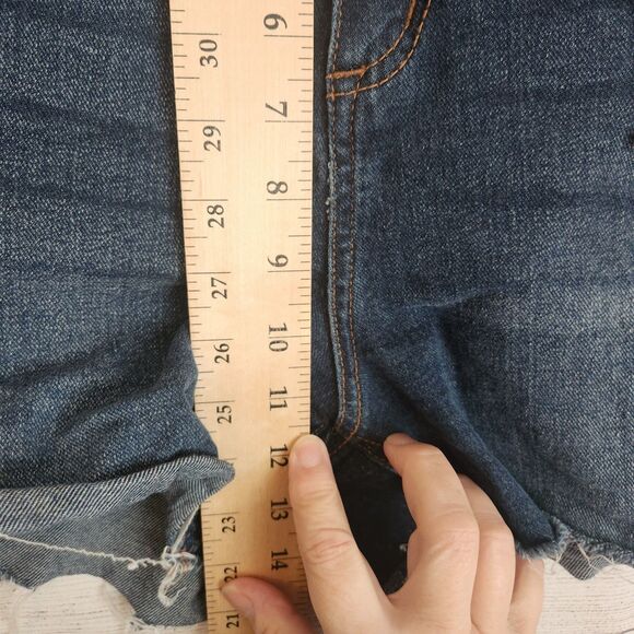 Sofia Vergara Bianca Curvy 4" short distressed denim shorts size 12 - Picture 3 of 6